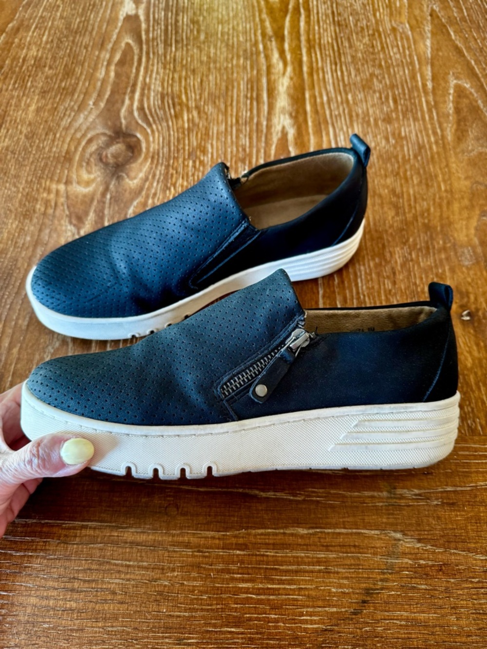 Cushionaire black Nissa slip on sneakers 8M - Picture 5 of 13